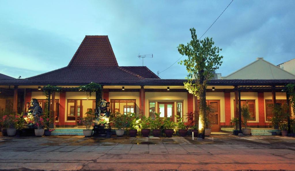 OYO 804 Ndalem Maharani Guest House Yogyakarta Extérieur photo