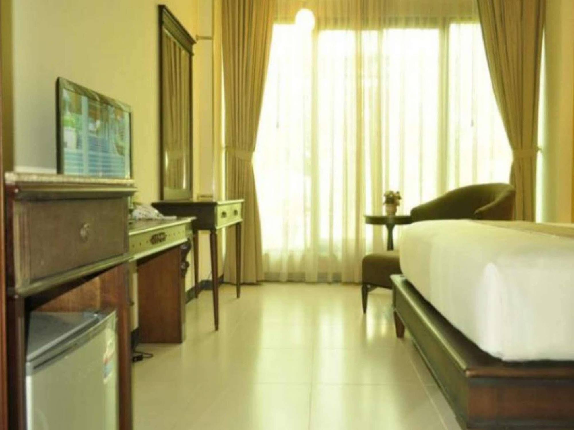 OYO 804 Ndalem Maharani Guest House Yogyakarta Extérieur photo